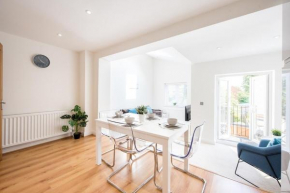 Space Apartments - Romford - 2 bed - 2 Bath - Balcony - Parking Space